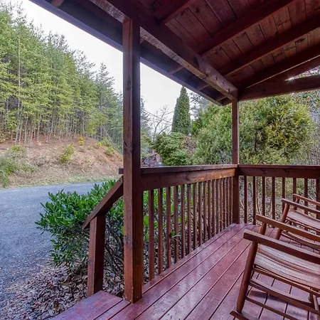 Point Of View - Spacious 2 Bedroom With A Loft Just Off Glades Road Cabin